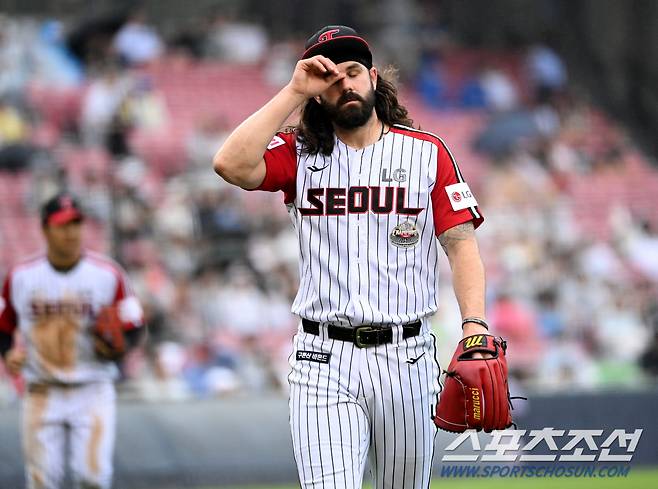 26일 잠실야구장에서 열린 NC와 LG의 경기, 4회초 3실점 후 이닝을 마친 LG 켈리가 더그아웃으로 향하고 있다. 잠실=허상욱 기자wook@sportschosun.com/2024.05.26/