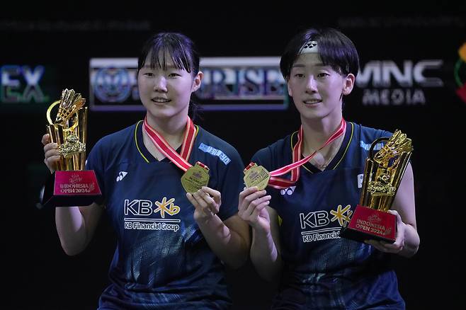South Korea's Baek Ha Na, right, and Lee So Hee celebrate on the podium with their trophy and medal after defeating China's Chen Qing Chen and Jia Yi Fan in their women's doubles final match at the Indonesia Open badminton tournament at Istora Stadium in Jakarta, Indonesia, Sunday, June 9, 2024. (AP Photo/Dita Alangkara)<저작권자(c) 연합뉴스, 무단 전재-재배포, AI 학습 및 활용 금지>