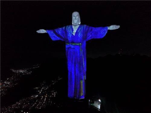 지난 7일(현지시간) 밤 한국의 전통의상 한복을 차려입은 브라질 리우 예수상. [사진출처=리우 예수상 성소 관리기관 제공]