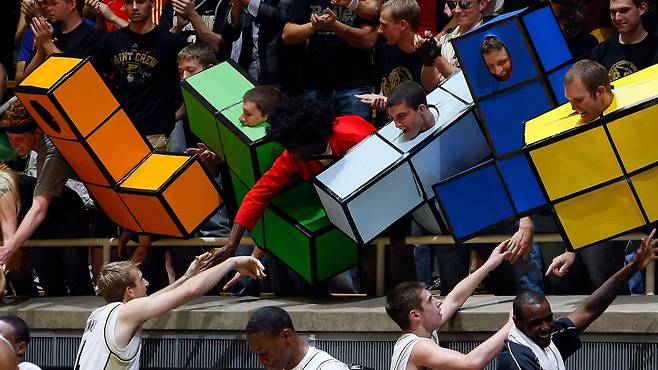 세계적 인지도: 퍼듀 대학 농구팀 멤버들이 테트리스 블록으로 분장한 학생들로부터 축하를 받고 있다