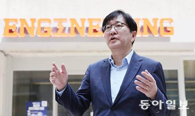 김영오 서울대 공대 학장은 “요즘은 공학기술을 모르고 국정과 세계 정세를 논할 수 없고, 거꾸로 지정학과 지경학을 모르는 공학 
리더십도 있을 수 없다”며 “미래는 불확실을 넘어 ‘극단적으로 불확실한(radically uncertain)’ 시대여서 대학에서의
 폭넓은 교육은 더욱 중요하다”고 했다. 박형기 기자 oneshot@donga.com