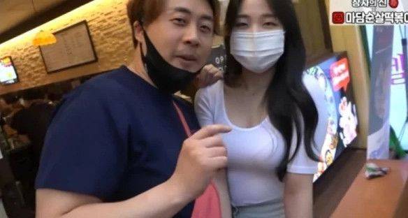 유튜버 장사의신 은현장(왼쪽) 씨가 한 여성 출연자와 유튜브 촬영을 진행하고 있는 모습. 사진=장사의신 유튜브 영상 캡처
