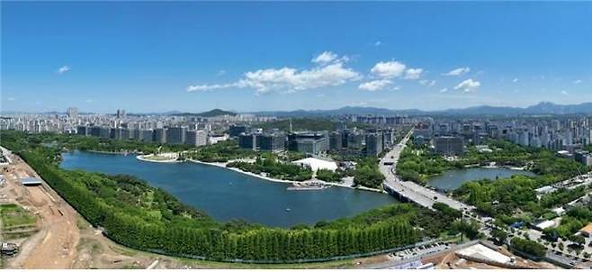 경기 고양시 일산동구의 '고양 장항 카이브 유보라’ 부지에서 바라본 일산호수공원 전경. 반도건설 제공