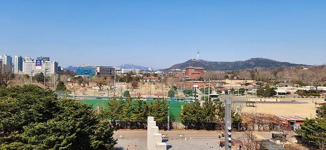 국립중앙박물관에서 본 남산(오른쪽)과 북한산(가운데), 인왕산(왼쪽)의 모습. 강세황의 ‘옥후북조도’와 같은 구도의 풍경을 보여준다. 이태호 제공