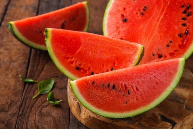 본격적인 초여름 날씨가 이어지면서 제철 과일인 수박이 입맛을 돋우지만 당뇨병이나 만성콩팥병 환자에게는 자칫 독이 될 수 있다. 게티이미지뱅크