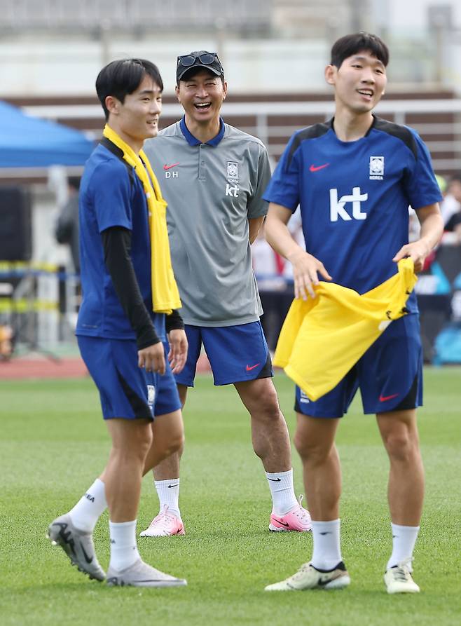 <yonhap photo-2855=""> 활짝 웃는 김도훈 감독 (고양=연합뉴스) 류영석 기자 = 한국 축구 국가대표팀 김도훈 임시 감독이 8일 오후 경기 고양종합운동장에서 열린 오픈 트레이닝에서 훈련을 지켜보던 중 활짝 웃고 있다. 2024.6.8 ondol@yna.co.kr/2024-06-08 17:58:47/ <저작권자 ⓒ 1980-2024 ㈜연합뉴스. 무단 전재 재배포 금지, AI 학습 및 활용 금지></yonhap>