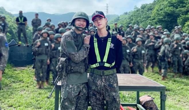 방탄소년단 진(오른쪽), 위너 강승윤. (사진=위버스 제공)&nbsp;