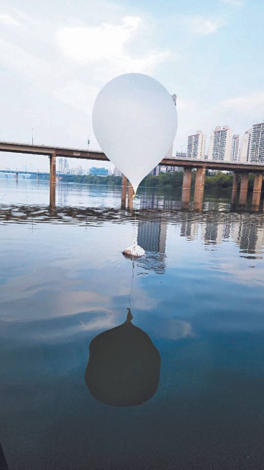 9일 잠실대교 인근에서 발견된 대남 오물풍선. 합동참모본부