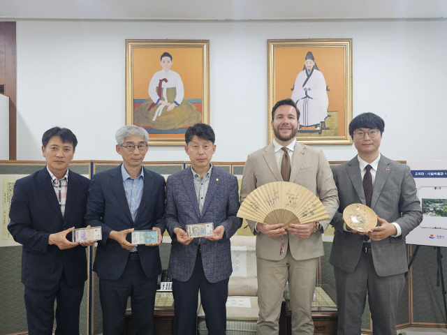 ▲ 주한 세르비아 대사가 최근 오죽헌·시립박물관을 방문해 강릉화폐전시관 내 ‘세계의 화폐’전시 공간에 전시될 세르비아 화폐를 전달했다.