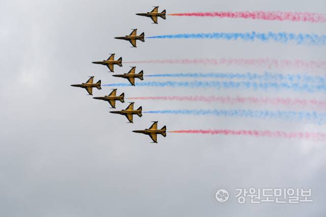 ▲ 8일 춘천 삼천동 수변공원 일원에서 열린 제74주년 춘천지구전투 전승행사에서 공군 특수비행팀 블랙이글스가 화려한 에어쇼를 선보이고 있다. 유희태