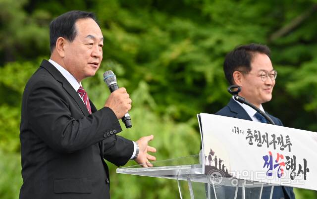 ▲ 8일 춘천 삼천동 수변공원 일원에서 열린 제74주년 춘천지구전투 전승행사에서 한기호 국회의원이 제22대 국회 국방위원회에 배치된 허영 의원을 소개하고 있다. 유희태