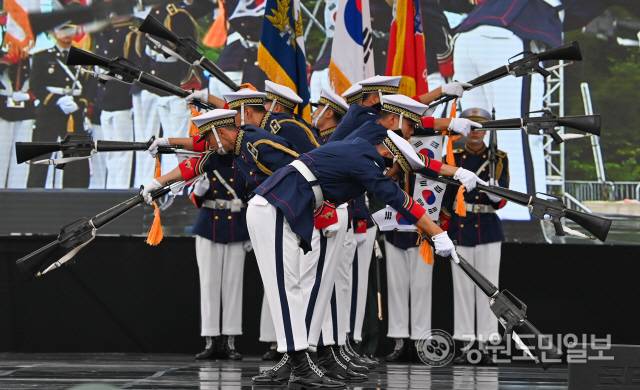 ▲ 8일 춘천 삼천동 수변공원 일원에서 열린 제74주년 춘천지구전투 전승행사에서 국방부 의장대가 의장 시범을 하고 있다. 유희태