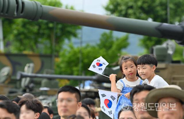 ▲ 8일 춘천 삼천동 수변공원 일원에서 열린 제74주년 춘천지구전투 전승행사에서 아이들이 공연을 관람하고 있다. 유희태