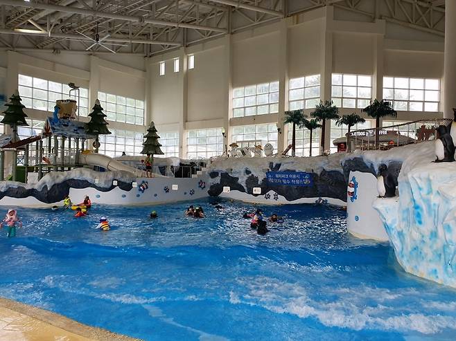 피크아일랜드에서 고객들이 물놀이를 하고 있다. 평창=윤현주 기자