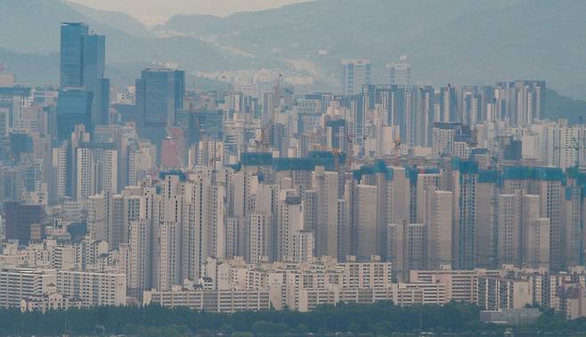 서울 남산에서 바라본 시내 아파트 단지 모습.  /연합뉴스