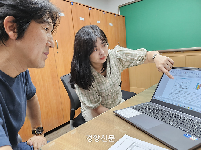 경기 의정부 경민고 사회과 이재일 교사(왼쪽)와 수학과 김지민 교사가 지난달 27일 학생들이 제출한 ‘불평등’ 수업 보고서를 살펴보고 있다. | 김원진 기자