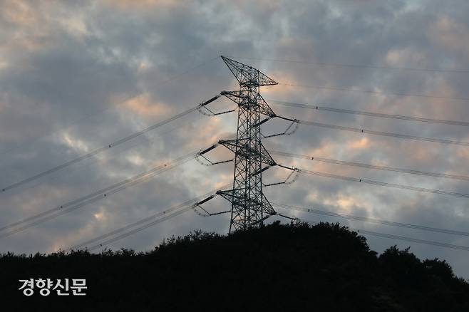 지난 7일 경남 밀양시 고정마을에 115번 송전탑이 설치돼 있다. 정효진 기자