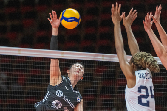 Korea's Kang So-hwi, left, is in action against the United States' Ogbogu Chiaka during a match in the qualifying tournament for the Paris Olympics in Lodz, Poland on Sept. 20, 2023. [EPA/YONHAP]