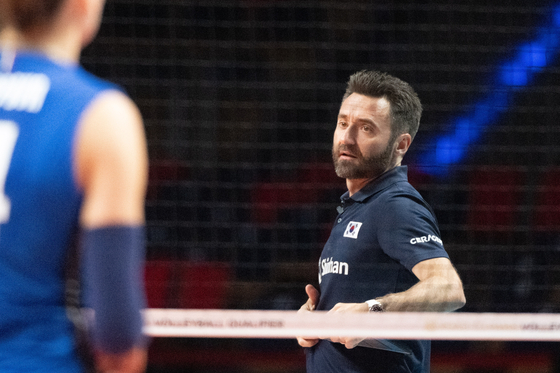 Korea national team head coach Cesar Hernandez Gonzalez reacts during the women's volleyball match in the qualifying Paris 2024 Olympic Games tournament between Italy and Korea in Lodz, Poland on Sept. 16, 2023. [EPA/YONHAP]