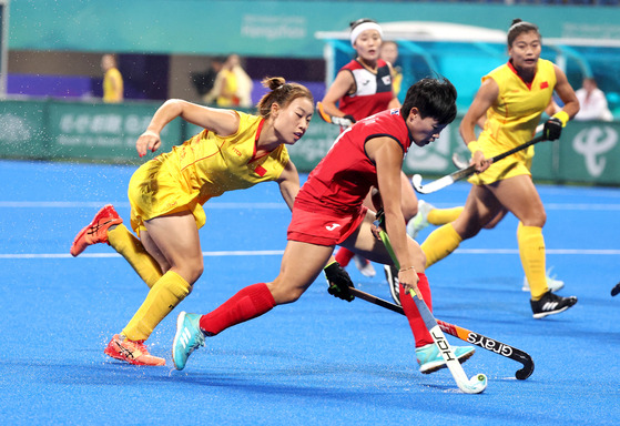 Korea's Cho Hye-jin, center, attacks during the women's hockey final against China at the 2022 Hangzhou Asian Games in Hangzhou, China on October 7, 2023. [YONHAP]