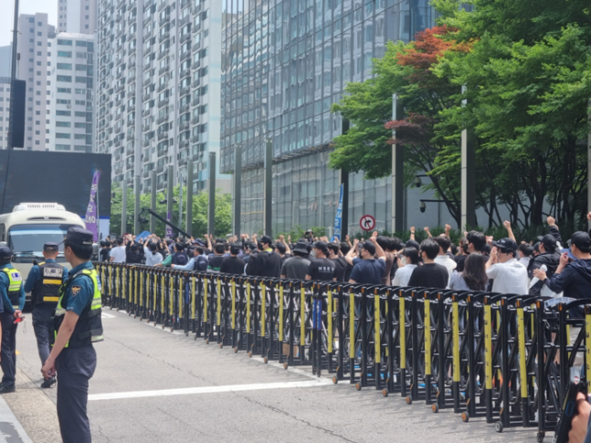 지난달 24일 오후 삼성전자 서초사옥 앞에서 열린 전국삼성전자노동조합 집회 모습. [사진= 방영덕 기자]