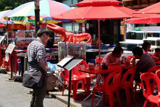 한 시민이 음식점 메뉴판을 살펴보고 있다. 연합뉴스