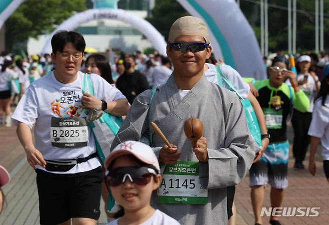 [서울=뉴시스] 김근수 기자 = 9일 오전 서울 송파구 올림픽공원에서 열린 배달의 민족 2024 장보기 오픈런에서 참가자들이 달리기를 하고 있다. 2024.06.09. ks@newsis.com