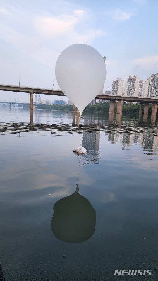 [서울=뉴시스] 서울 잠실대교 인근에서 발견된 북한의 대남 오물풍선. (사진= 합동참모본부 제공)