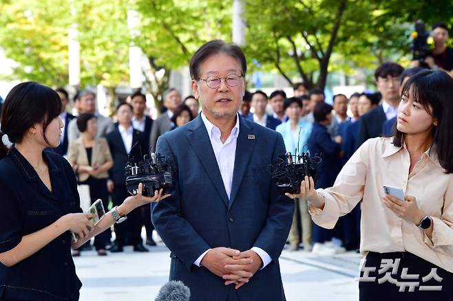 더불어민주당 이재명 대표가 쌍방울그룹 대북송금 의혹과 관련 조사를 받기 위해 2023년 9월 12일 수원지방검찰청에 재출석하고 있다. 윤창원 기자