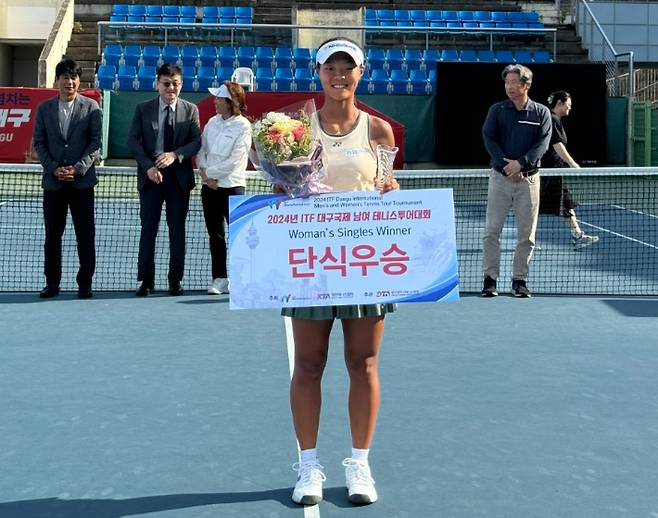 백다연이 9일 대구 유니버시아드 테니스장에서 열린 ITF 대구 여자 대회(총상금 2만5000 달러) 단식 결승에서 일본의 시미즈 에리를 누르고 우승을 차지한 뒤 포즈를 취하고 있다. NH농협은행 테니스단