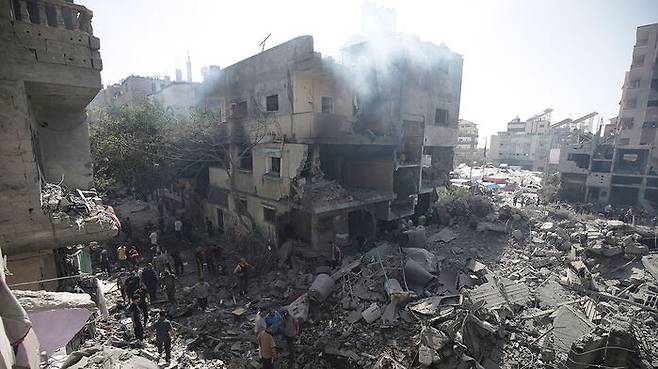 이스라엘군의 공습으로 폐허가 된 가자 중부 누세리아트 난민촌의 건물