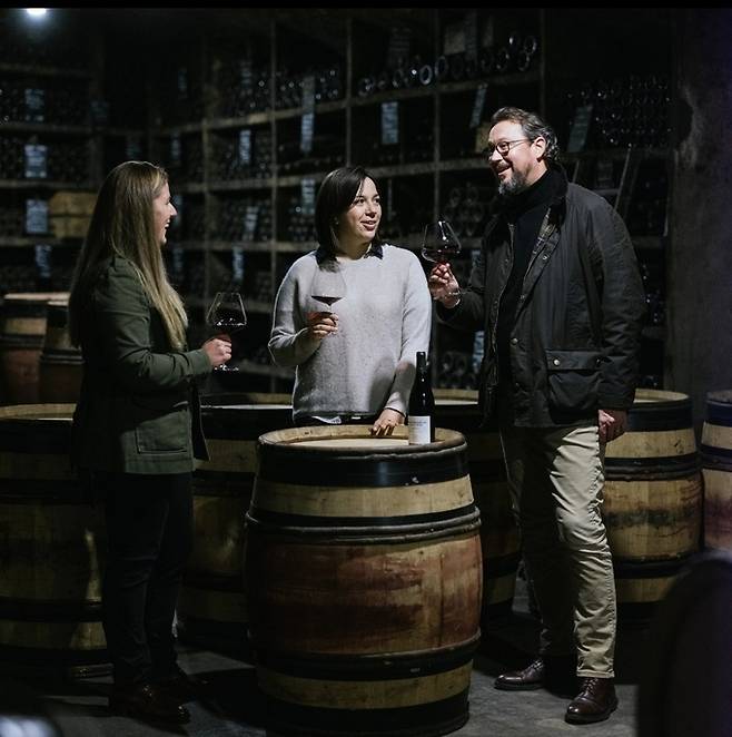 왼쪽부터 셀러 마스터 Lucy Auger, 빈야드 매니저 Justine Savoye, 매니징 디렉터 Vicent Avenel.