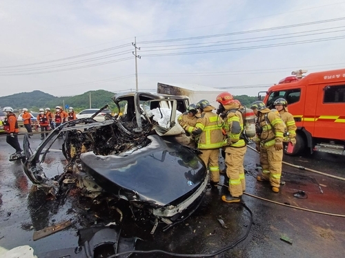 7일 오후 4시 4분쯤 충남 홍성군 광천읍 벽계리 21번 국도에서 발생한 차량 충돌사고로 전소한 BMW승용차. 홍성소방서 제공