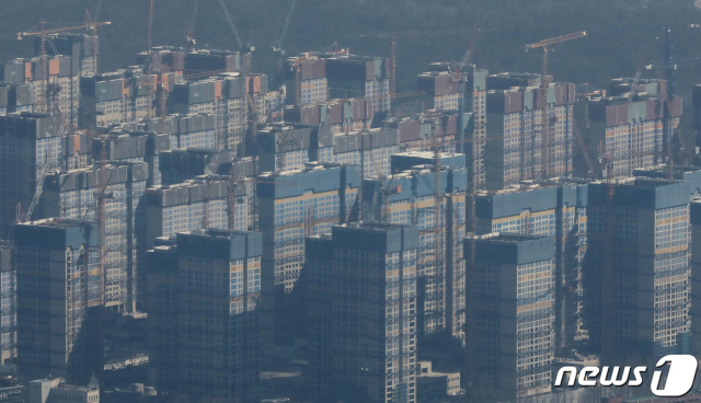 3월 서울 송파구 롯데월드타워 전망대 서울스카이에서 바라본 강동구 올림픽파크포레온(둔촌주공 재건축) 모습. 뉴스1