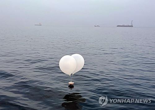 인천 앞바다에 떨어진 북한 '대남풍선'     (인천=연합뉴스) 9일 오전 5시 40분께 북한이 날린 대남 풍선이 인천시 중구 연안부두 앞바다에 떨어지고 있다. 
    북한은 국내 민간 단체의 대북 전단 배포를 빌미로 지난달 28∼29일과 이달 1∼2일 등 2차례에 대남 오물 풍선을 날렸고, 총 1천개가량이 식별됐다. 2024.6.9 [세븐스타호 제공. 재판매 및 DB 금지]  
    son@yna.co.kr
(끝)