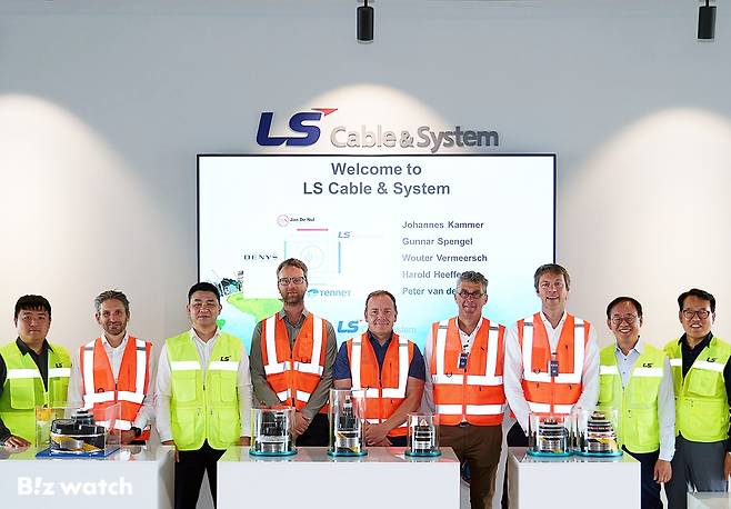 최근 강원도 동해시 LS전선 동해사업장에서 열린 '525kV HVDC 케이블 양산 기념행사'에서 LS전선과 테네트 관계자들이 기념촬영을 하고 있다./사진=LS전선