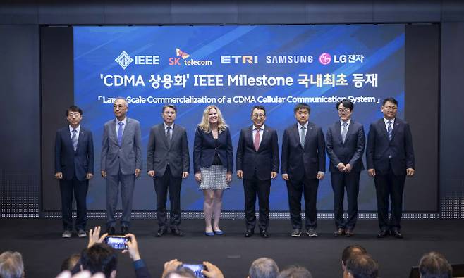 IEEE 마일스톤 수여식에 참석자들이 기념촬영을 하는 모습.백용순 ETRI 입체통신연구소장 (왼쪽부터), 전국진 서울대학교 전기공학부 명예교수, 장길수 IEEE 서울 섹션 회장, 캐슬린 크레이머 IEEE 차기 회장, 유영상 SKT CEO, 강종렬 SKT CSPO, 최원준 삼성전자 MX사업부 개발실장, 제영호 LG전자 C&M표준연구소 연구소장.