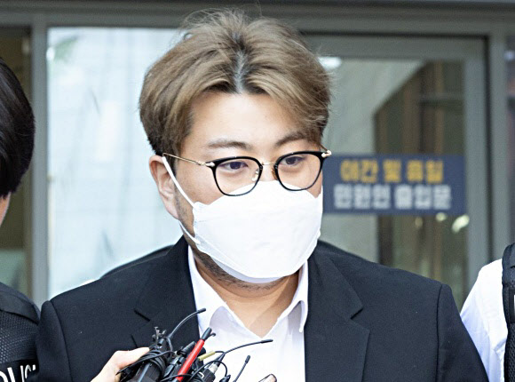 음주 뺑소니 혐의를 받는 트로트 가수 김호중이 지난달 31일 오전 서울 강남경찰서에서 검찰로 송치되고 있다. 사진=뉴시스