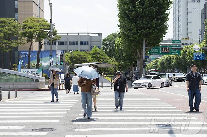 폭염주의보가 발령된 10일 대구의 한 도로에서 시민들이 양산을 쓴 채 횡단보도를 건너고 있다. 2024.6.10/뉴스1 ⓒ News1 이성덕 기자