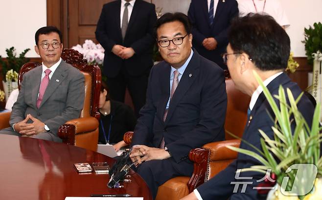 정진석 대통령비서실장(가운데)과 홍철호 정무수석(왼쪽)이 10일 오전 서울 여의도 국회에서 우원식 국회의장을 예방해 발언을 듣고 있다. 2024.6.10/뉴스1 ⓒ News1 이광호 기자