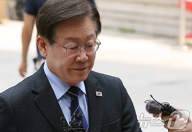 이재명 더불어민주당 대표가 10일 오후 서울 서초구 서울중앙지방법원에서 열린 위증교사 관련 공판에 출석하고 있다. 2024.6.10/뉴스1 ⓒ News1 김진환 기자
