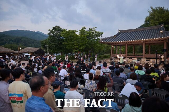 '2024 아산 외암마을 야행'에서 방문객들이 공연을 관람하고 있다. /아산시