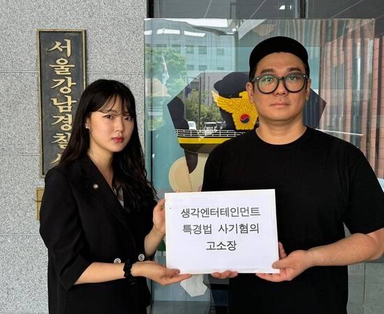 개그맨 김한배(사진 오른쪽)는 9일 오후 <더팩트>와 통화에서 "이광득 대표와 방송인 정찬우, 최재호 등 3인에 대해 특정경제범죄 가중처벌법상 사기와 사문서위조 및 동행사 등의 혐의로 지난 6일 서울 강남경찰서에 고소장을 접수했다"고 밝혔다. /김한배 제공