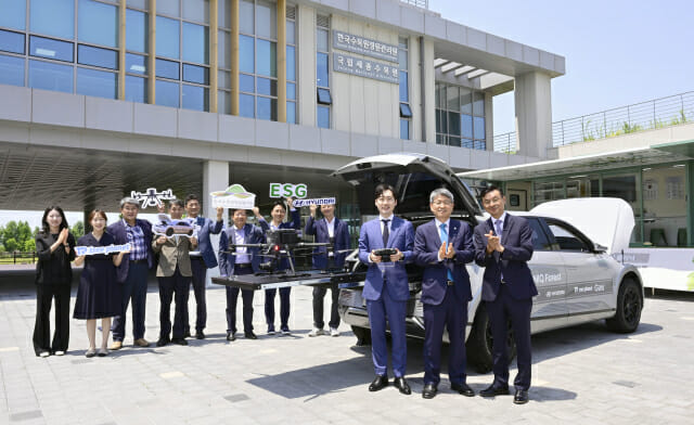 10일 국립세종수목원에서 진행된 MOU 체결식에서 관계자들이 기념촬영을 하고 있는 모습 (왼쪽부터) 류광수 한국수목원정원관리원 이사장, 최두하 현대자동차 경영전략사업부장, 김형수 트리플래닛 대표이사 (사진=현대자동차)