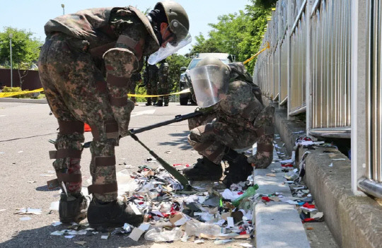 2일 오전 인천 중구 전동 인천기상대 앞에 떨어진 북한 오물 풍선 잔해를 군 장병들이 지뢰 탐지기로 확인하고 있다. 연합뉴스