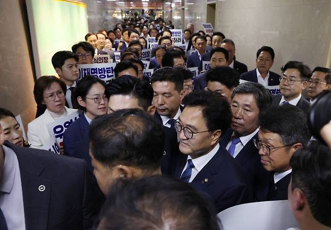 우원식 국회의장이 10일 국회본청 3층 국회의장실에서 농성하는 국민의힘 의원들을 지나 본회의장을 향하고 있다. ⓒ뉴시스