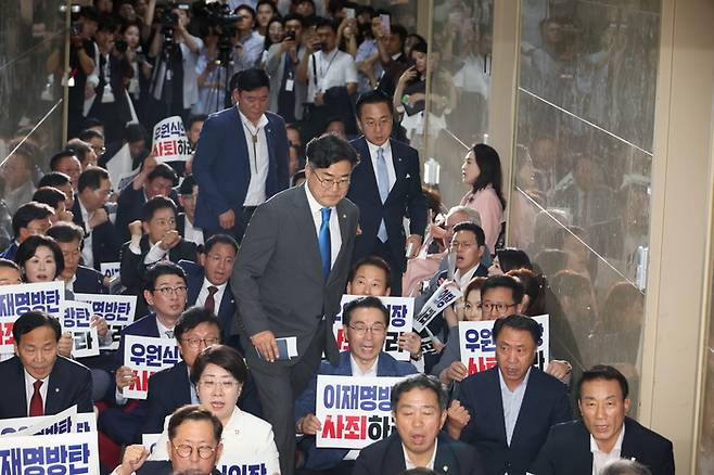 더불어민주당 박찬대 원내대표가 10일 오후 국회의장실을 항의 방문한 국민의힘 의원들 사이를 뚫고 의장실로 들어가고 있다. 연합뉴스