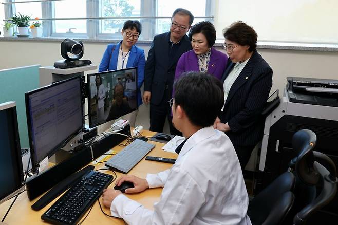 10일 신안군보건소 비대면 진료 현장을 찾은 이상심 전남도 보건복지국장이 비대면 진료 관계자를 격려하고 있다. 전남도 제공