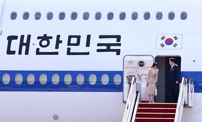 윤석열 대통령과 김건희 여사가 10일 오전 경기 성남시 서울공항에서 중앙아시아 3개국 순방을 위해 공군 1호기에 탑승하고 있다. /사진=뉴스1