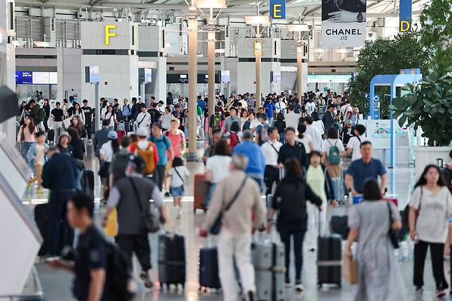 현충일 징검다리 연휴를 하루 앞둔 5일 오전 인천국제공항 제1여객터미널 출국장이 여행객 등으로 붐비고 있다. 연합뉴스